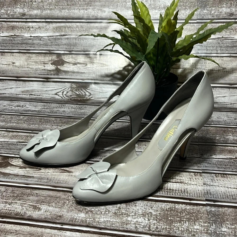 Calico Women's Gray Heels with Bow Detail and side cut out. Size 7.5